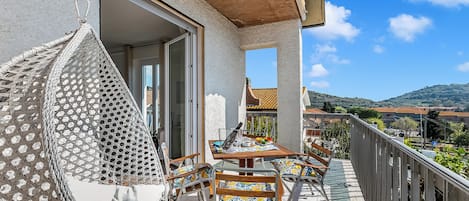 Family House, Multiple Bedrooms (Villa Talamone With Beautiful Sea) | Outdoor dining