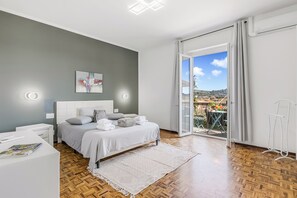 家庭独立别墅, 多间卧室 (Villa Talamone With Beautiful Sea) | 4 多间卧室、笔记本电脑工作区、免费 WiFi、床单