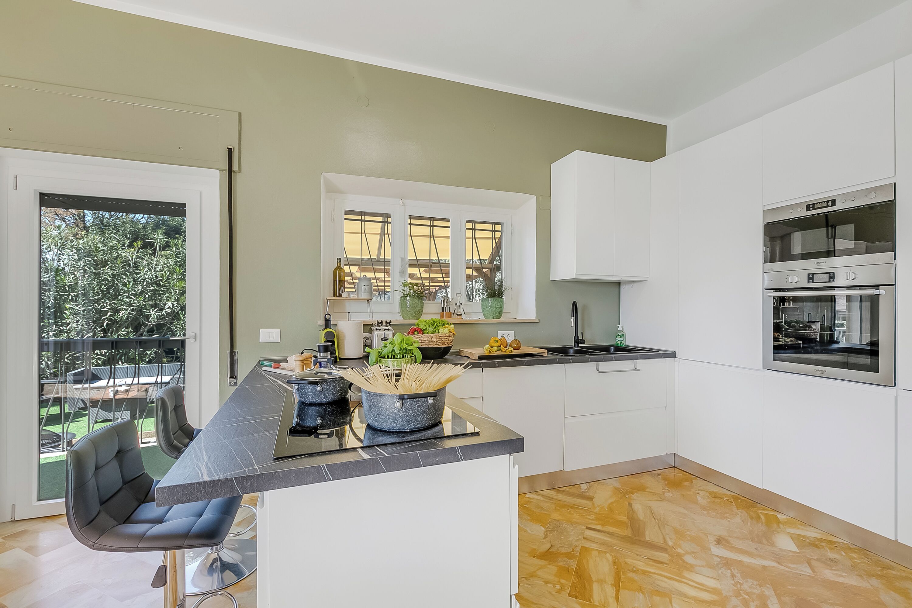 Refrigerador, microondas, horno, placa de cocina
