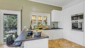 Refrigerador, microondas, horno, placa de cocina