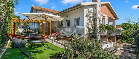 Family House, Multiple Bedrooms (Villa Talamone With Beautiful Sea) | Outdoor dining