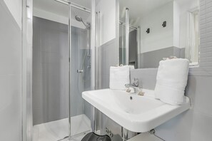 Family House, Multiple Bedrooms (Villa Talamone With Beautiful Sea) | Bathroom - Villa Talamone With Beautiful Sea View (Orbetello)