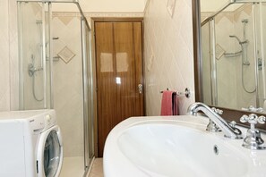 Shower, bidet, towels - SE243 - Senigallia, spacious three-room apartment close to the centre and the sea (Senigallia)