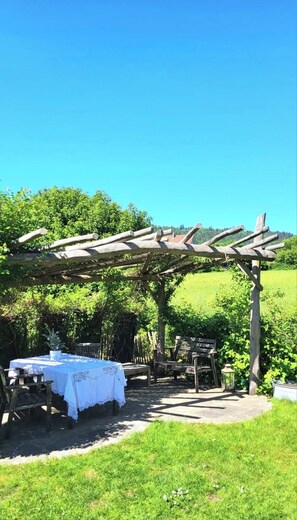 Outdoor dining - Vrbo Property (Owingen)