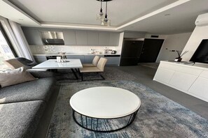 Appartamento, balcone | Area soggiorno