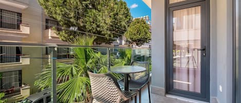 Apartment, Balcony | Outdoor dining