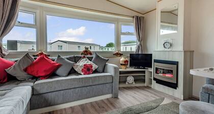 Gold 3 Bedroom Caravan, Sleeps 8
