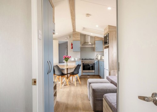 Silver 3 Bedroom Caravan, Sleeps 8
