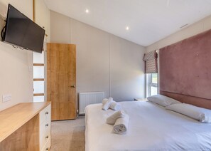 2 bedrooms - Deluxe Lodge with parking, ensuite & decking 4 (Thorness, Nr Cowes)