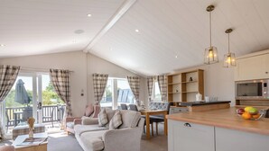 Unclassified image, 5 of 12, button - Deluxe Lodge, parking, ensuite, decking & sea view (Thorness, Nr Cowes)