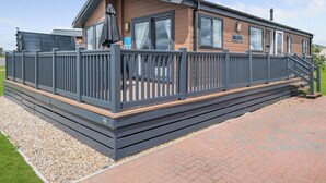 Unclassified image, 4 of 12, button - Deluxe Lodge, parking, ensuite, decking & sea view (Thorness, Nr Cowes)