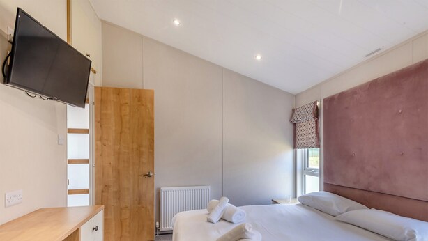 Unclassified image, 1 of 12, button - Deluxe Lodge, parking, ensuite, decking & sea view (Thorness, Nr Cowes)