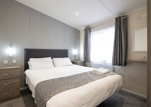 Bedroom, Bed, House - Deluxe Lodge with parking, ensuite & decking (Thorness, Nr Cowes)