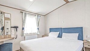 Room - Gold 2 Bedroom Accessible Caravan, Sleeps 5 (Thorness, Nr Cowes)