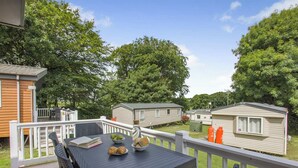 Outdoor dining - Prestige Lodge with ensuite & decking 4 (Thorness, Nr Cowes)