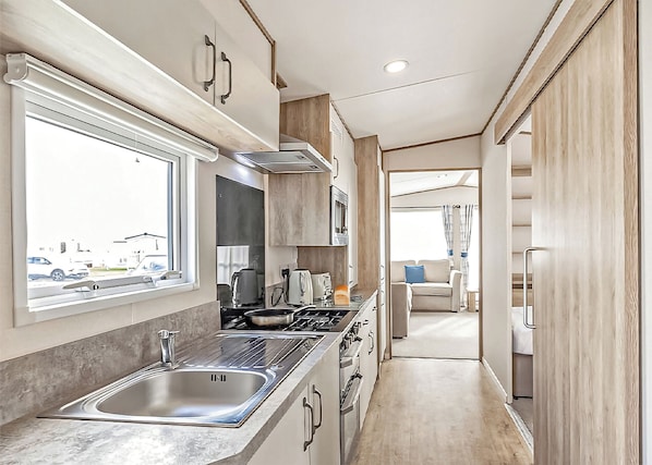 Kitchen, House - Gold Accessible with parking (Thorness, Nr Cowes)