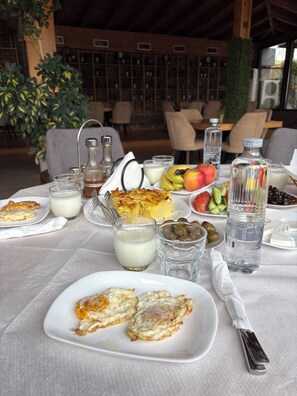 Breakfast buffet - salillari guest house (Vërtop)