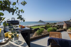 Outdoor dining - ST MICHAEL'S LUXURY RETREAT, MARAZION (Marazion)