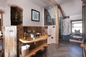 Een douche, een haardroger, handdoeken, toiletpapier