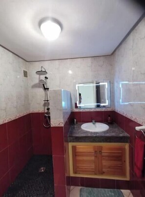 Shower, hair dryer, soap - L'Oranger | Cosy air-conditioned apartment 3 min from the Souk, near Agadir beach (Agadir)