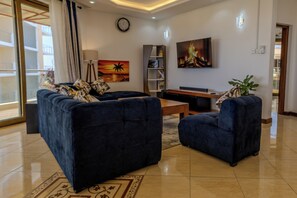 TV - 3-bedroom seaview apartment in Mombasa, close to the beach, with AC (Mombasa)