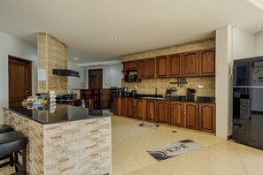 Microwave, oven, stovetop, dishwasher - 3-bedroom seaview apartment in Mombasa, close to the beach, with AC (Mombasa)