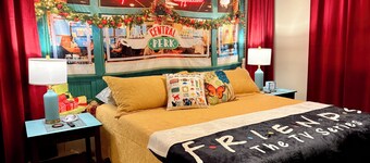 “Friends” Central Perk- Fun Escape - Starved Rock- Ottawa