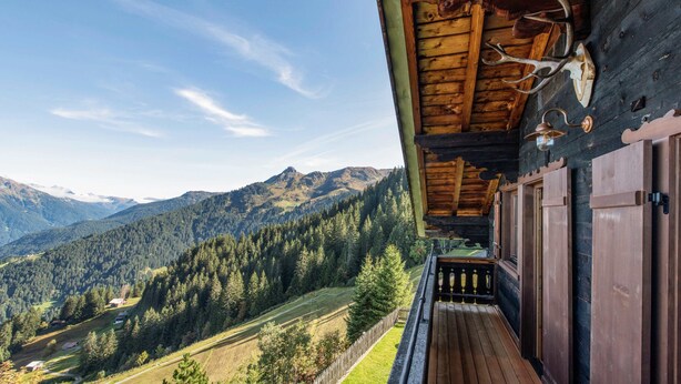 A wooden cabin with a balcony overlooking a mountainous landscape. - Golmerhaus (Tschagguns)