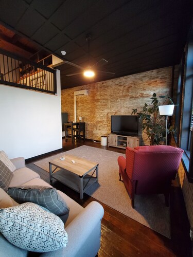 Historic 2-bedroom, fully equipped apartment with AC & laundry in charming Vevay