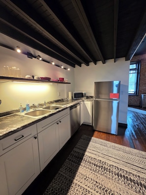 Private kitchen - Historic 2-bedroom, fully equipped apartment with AC & laundry in charming Vevay (Vevay)