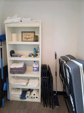 Interior - Historic 2-bedroom, fully equipped apartment with AC & laundry in charming Vevay (Vevay)