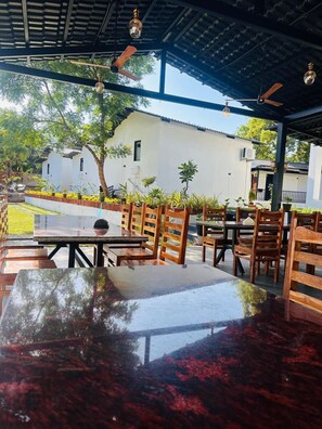 Outdoor dining - Casa Mounterria (Alibag)