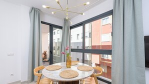 Leilighet – superior, 2 soverom, byutsikt | Spiseområde