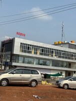 Un hotel con un cartel que dice 'HABITACIONES' y 'SKYLINE HOTEL JANNATH' en la fachada.