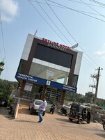 Un hotel llamado 'SKYLINE HOTEL JANNATH' con un cartel que indica 'YENEPOYA HEALTH CENTER' debajo.