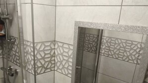 A bathroom with a toilet, sink, and shower. - Room-cozy Small Room in City Centre and (Chelmsford)