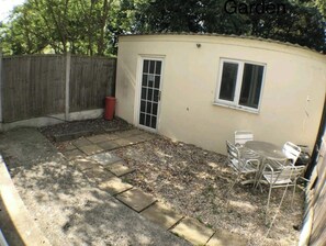 Shared Dormitory, 1 Bedroom | Outdoor dining - Room-cozy Small Room in City Centre and (Chelmsford)