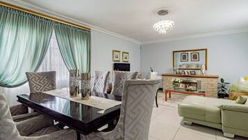 House, 4 Bedrooms, Smoking, Fireplace | Living room