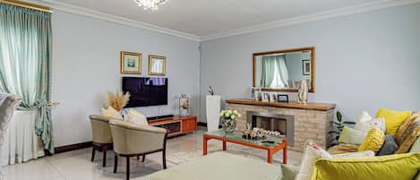 House, 4 Bedrooms, Smoking, Fireplace | Living room