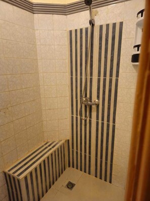 Shower, hair dryer, towels, soap - Family apartment (Marrakesh)