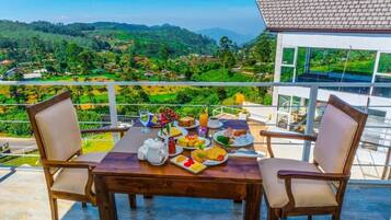 Deluxe dubbelrum - balkong - utsikt mot innergården | Restaurang utomhus