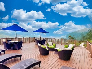 Outdoor dining - Hilldale Retreat (CP)