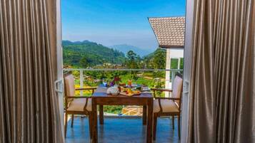 Deluxe Double Room, Balcony, Courtyard View | Dining