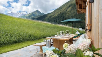 Chalet, 4 habitaciones, vista a la montaña | Restaurante al aire libre