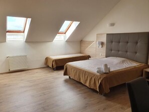 Superior-Dreibettzimmer | Zimmersafe, Schreibtisch, kostenloses WLAN