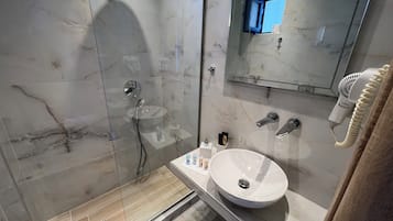 Asciugacapelli, asciugamani, sapone, shampoo