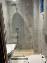 Secador de pelo, toallas, jabón, shampoo