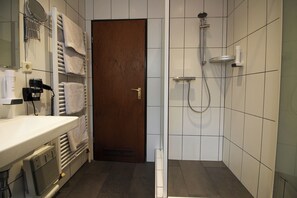 Shower, hair dryer, towels, soap - Cozy vacation apartment for 4-5 guests in Axams, only 20 minutes to Innsbruck (Axams)