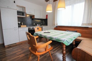 Private kitchen - Cozy vacation apartment for 4-5 guests in Axams, only 20 minutes to Innsbruck (Axams)
