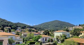 Deluxe kamer, 1 twee- of 2 eenpersoonsbedden, balkon, uitzicht op heuvels